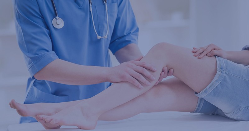 Ортопед-травматолог осматривает колено